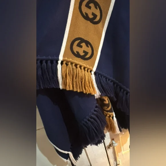 GUCCI Reversible Interlocking GG Cape - Picture 8 of 8